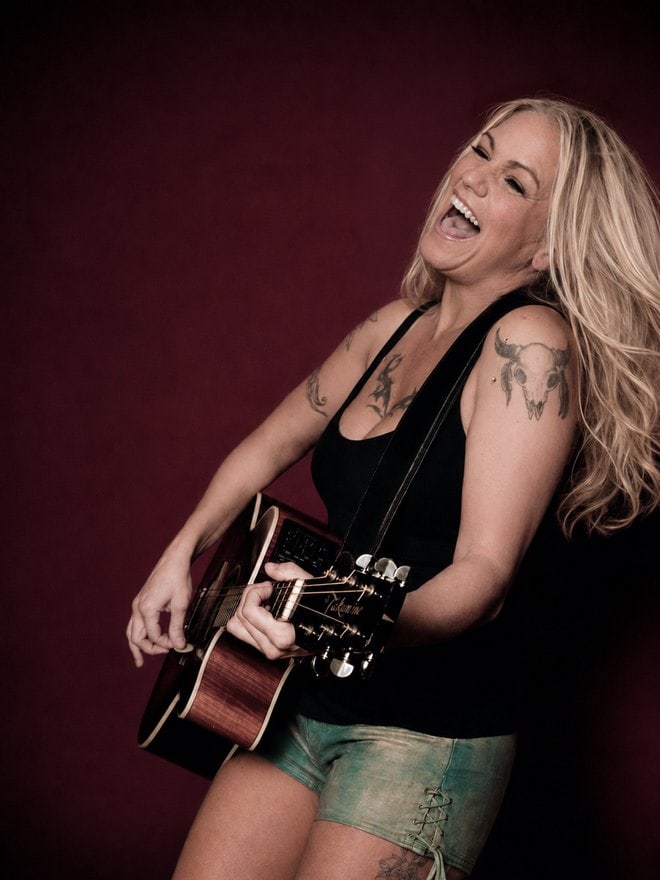 Eileen mit Gitarre auf der Bühne